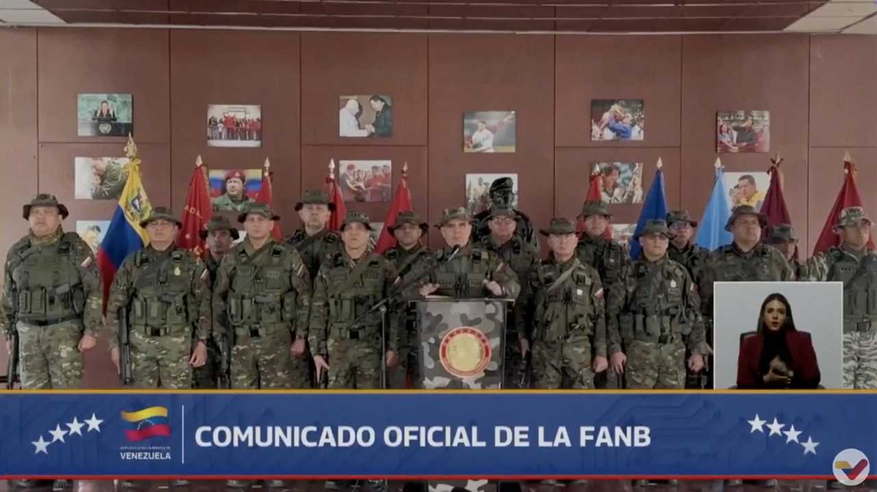 Venezuelan military officials gather for an official communication, showcasing flags and military attire, with a sign language interpreter in the corner.
