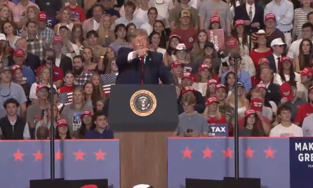 “Really Unattractive” Leftist Gets Clocked After Screaming at Trump at Rally – Trump Calls Supporter “Evander ‘The Real Deal’ Holyfield” – CROWD ROARS! (VIDEO)